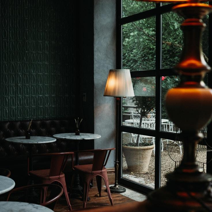 Casual restaurant with booth seating